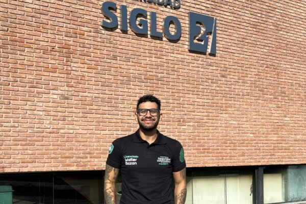 Walter Bazán se graduó en Seguridad Informática y marca un logro para Río Grande
