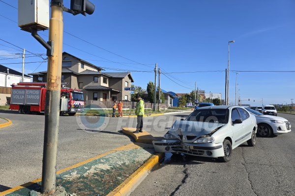 Chocaron contra un semáforo y terminaron hospitalizados