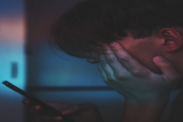 Soledad digital: cada vez más conectados, pero más solos