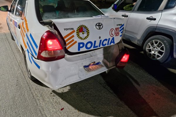 Un joven chocó contra un móvil policial y dejó tres efectivos lesionados