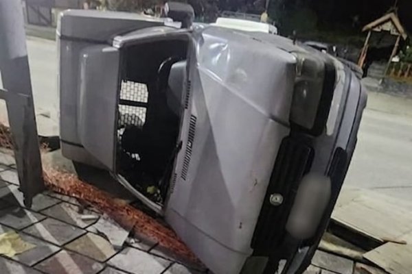 Confuso accidente en la madrugada: buscan a los ocupantes de un vehículo volcado