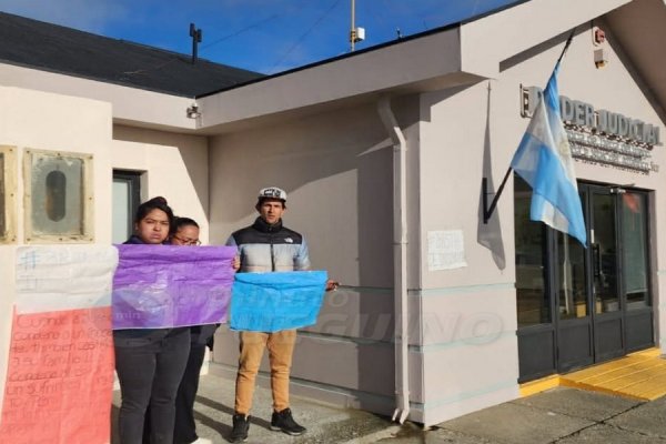 Familiares del imputado reclamaron su absolución frente a los tribunales de Campamento YPF