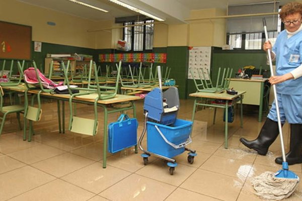 Trabajadores de limpieza de escuelas denuncian precarización extrema: &ldquo;Estamos en negro y cobramos $400 mil&rdquo;
