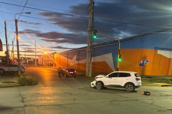 Choque en la esquina semaforizada de Belgrano y Almafuerte