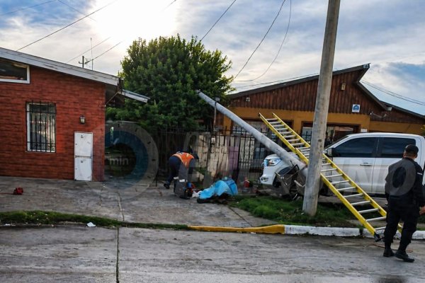 Un trabajador de Movistar resultó herido tras la caída de un poste