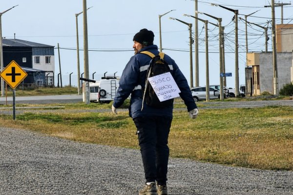 Llegó con una promesa de trabajo y hoy recorre Río Grande en busca de una oportunidad