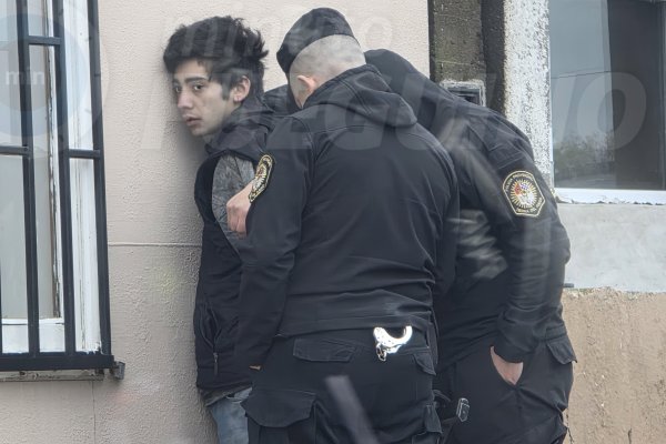 Fue a buscar un iPhone reparado, no pudo demostrar que era suyo y terminó detenido