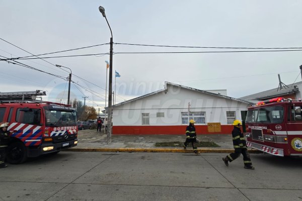 Evacuaron la Escuela N°35 por un fuerte olor a quemado en el sector de calderas