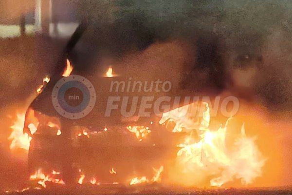 Fuego consumió por completo un automóvil