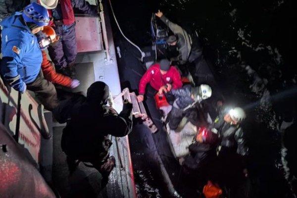 Rescate extremo en Península Mitre: evacuaron por mar a un trabajador rural con un cuadro grave de deshidratación