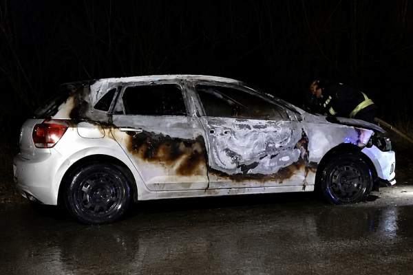 Un automóvil se incendió en la avenida Héroes de Malvinas y no hubo heridos