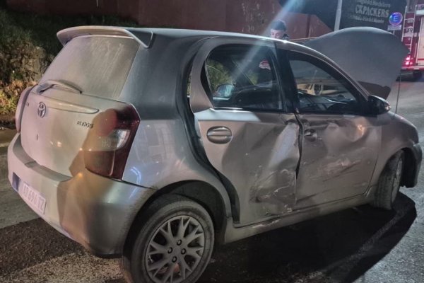 Choque entre dos vehículos en pleno centro de Ushuaia: una mujer resultó lesionada