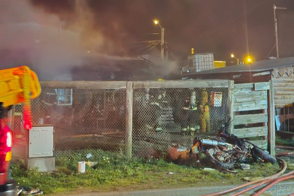 Un desperfecto en un termotanque provocó un incendio que destruyó una vivienda en la Margen Sur
