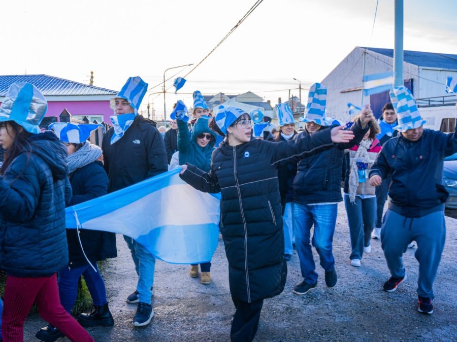 Invitan a participar de las caminatas patrióticas por el Día de la Bandera en Río Grande y Tolhuin
