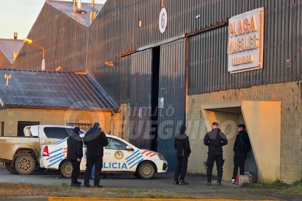 Robaron en Placa Muebles tras romper la puerta de ingreso y se habrían cortado con los vidrios