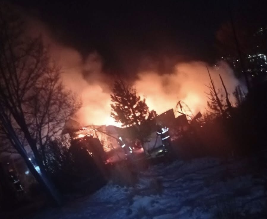 Un incendio destruyó por completo una vivienda en el barrio Dos Banderas