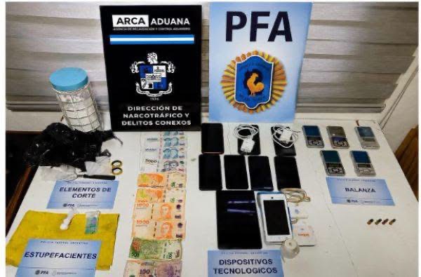 Allanaron dos viviendas en Chacra II y secuestraron drogas, armas y municiones
