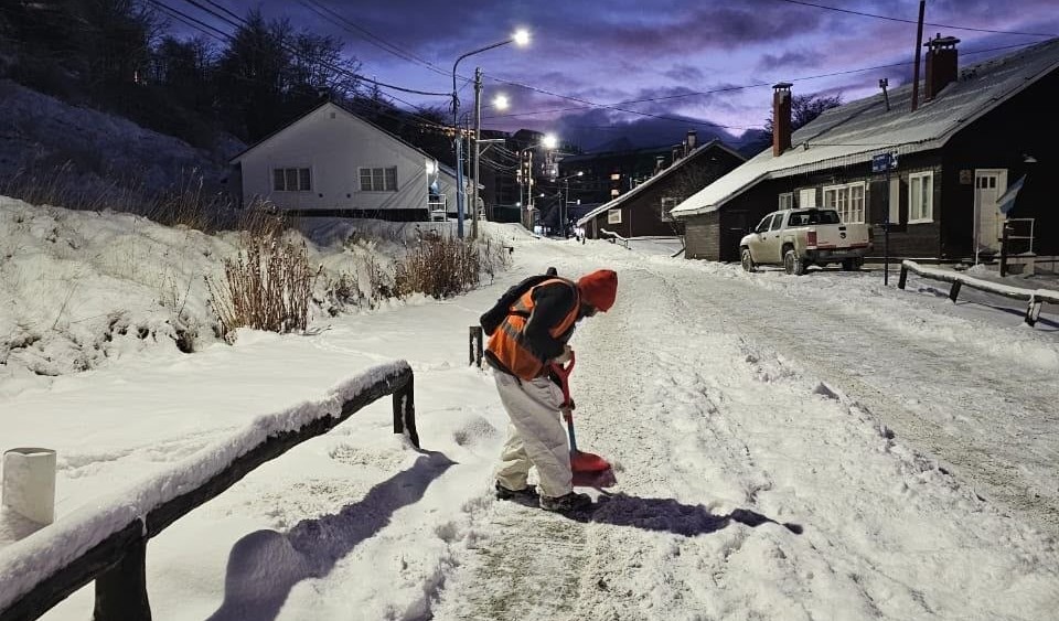 Intensifican las tareas de limpieza y despeje en Ushuaia por el Operativo Invierno