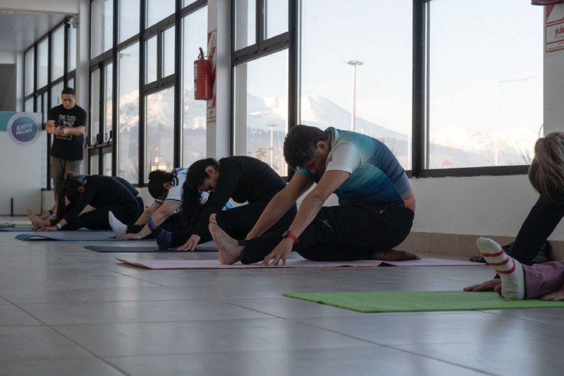 La Municipalidad de Ushuaia realizó una clase abierta de yoga para promover el bienestar de las mujeres