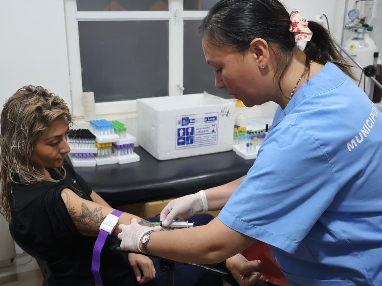 El Municipio fortalece la atención sanitaria con tomas de muestras en los barrios