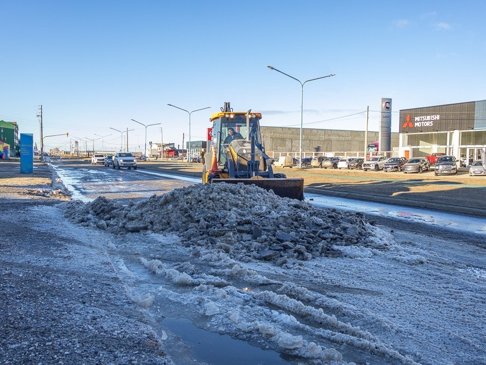El Municipio intensifica la limpieza de hielo y escarcha en distintos sectores de Río Grande