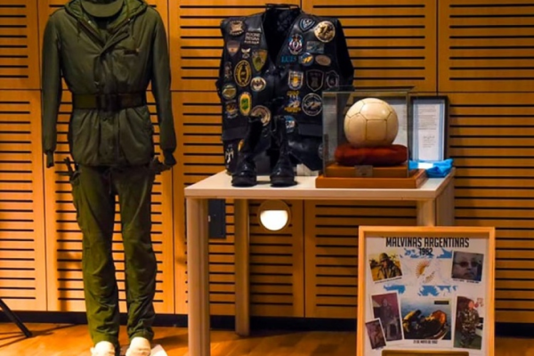 &ldquo;Juan, mirá lo que traje&rdquo;: la historia de la pelota con la que un grupo de soldados jugó en Malvinas y hoy es pieza de museo