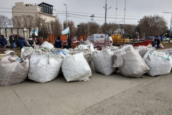 &ldquo;Reciclá y Ganá&rdquo; comienza con el pesaje de botellas recolectadas por estudiantes