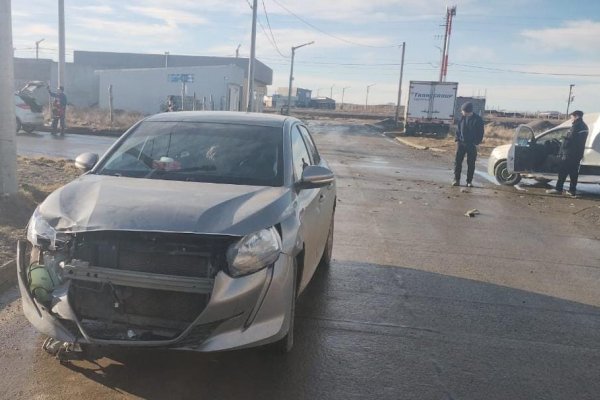 Dos personas resultaron con dolencias tras un choque en el barrio Vapor Amadeo