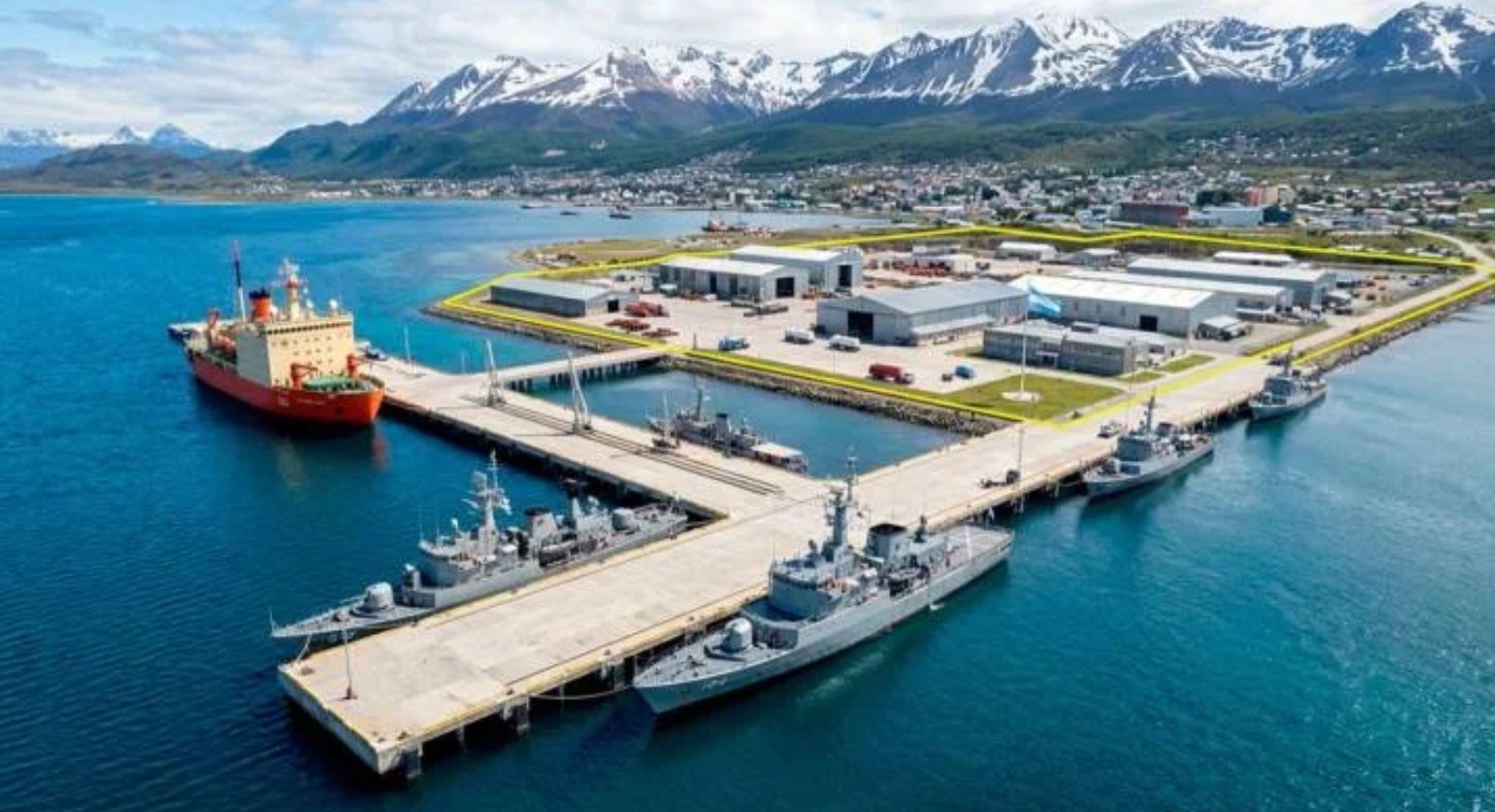 Milei ordenó priorizar la Base Naval Integrada de Ushuaia en el Presupuesto 2027 · Examedia