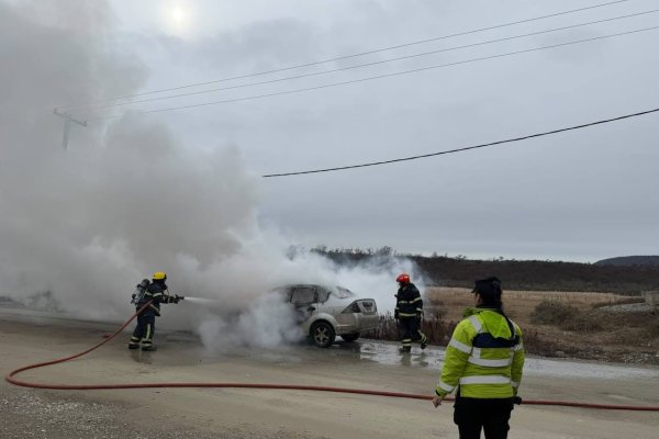 Un auto se incendió por un desperfecto mecánico en Tolhuin