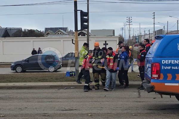 Motociclista hospitalizado tras un choque en una esquina semaforizada