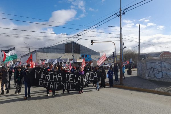 La &ldquo;marcha de la bronca&rdquo; llevó a las calles fueguinas el rechazo al ajuste y la pérdida de empleo