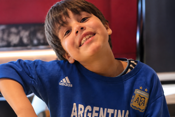 &ldquo;Todos por Nico&rdquo;: tolhuinenses juntan fondos para estudios complementarios y genéticos