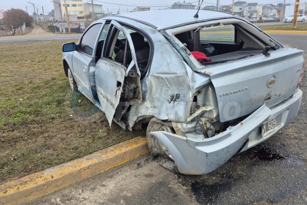 Conducía ebrio, sin documentación y terminó chocando